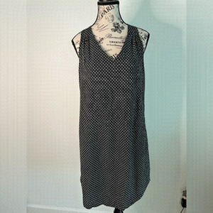 Old Navy black and white shift dress size medium. (0140)